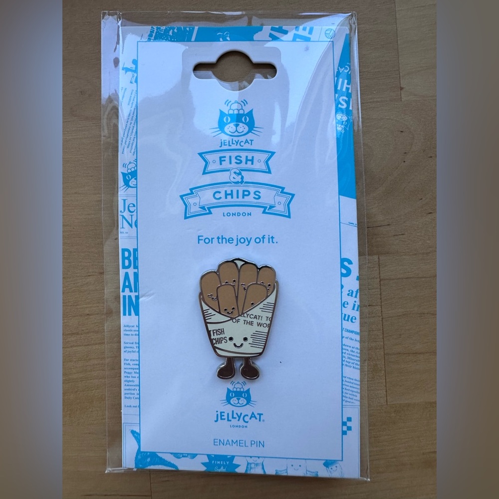 Jellycat Fish & Chips Enamel Pin — Brown & Cream